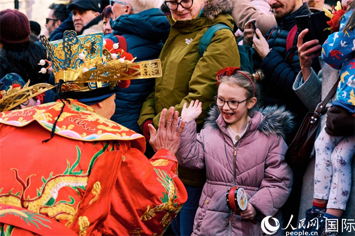 “財(cái)神爺”和英國(guó)民眾積極互動(dòng)送新春祝福。楊浩鵬攝