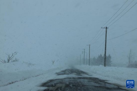 這是2月4日在日本札幌郊外拍攝的被積雪部分覆蓋的道路。新華社記者 李子越 攝